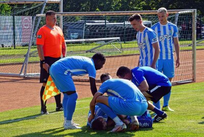 CFC gewinnt bei Merkur Oelsnitz - Verletzungsschock nach wenigen Minute: Reutter blieb liegen und konnte nicht mehr weiterspielen. Foto: Marcus Hengst