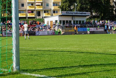 CFC gewinnt bei Merkur Oelsnitz - 820 Zuschauer - darunter 300 Gästefans - verfolgten das Spiel bei strahlendem Sonnenschein im "Elstertalstadion". Foto: Marcus Hengst