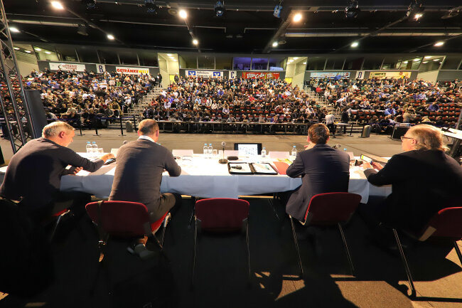 CFC: Heute ist der Tag der Entscheidung! - Im Dezember 2017 fand die Mitgliederversammlung des Chemnitzer FC in der Messe Arena statt.