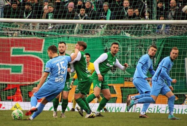 CFC kassiert dritte Niederlage in Serie - Löwe versuchte sein Glück aus der Distanz. Foto: Marcus Hengst