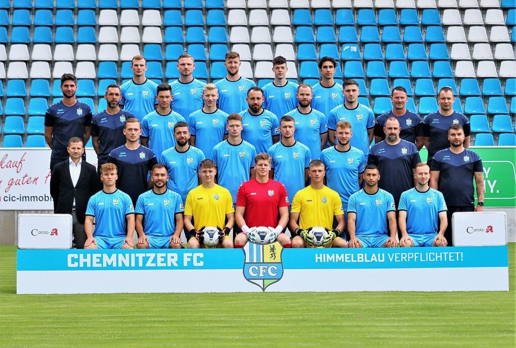 CFC-Kicker waren im Stadion ganz besonders gefordert - Bitte recht freundlich! Am Dienstag wurde das neue Mannschaftsfoto des Chemnitzer FC geschossen.Foto: Knut Berger