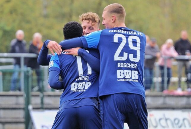 Der Chemnitzer FC hat das Auswärtsspiel beim FSV Optik Rathenow mit 2:1 gewonnen. Foto: Stefan Graupner / PB: Marcus Hengst