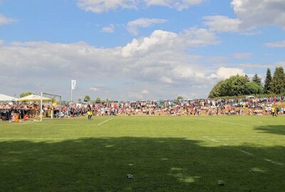 CFC mit Schützenfest in Wittgensdorf! - Auf dem Sportplatz "Am Bergschlößchen" in Wittgensdorf waren 500 Zuschauer zugegen und damit das Testspiel ausverkauft. Foto: Marcus Hengst