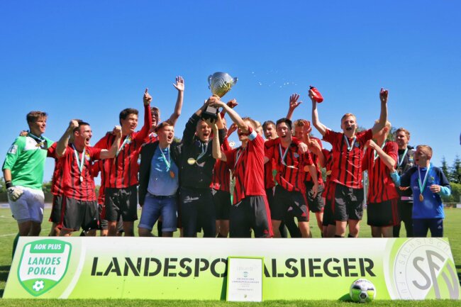 So sehen Sieger auf: Die U17 feiert den Sachsenpokalsieg! Foto: Stefan Graupner / PB: Marcus Hengst  