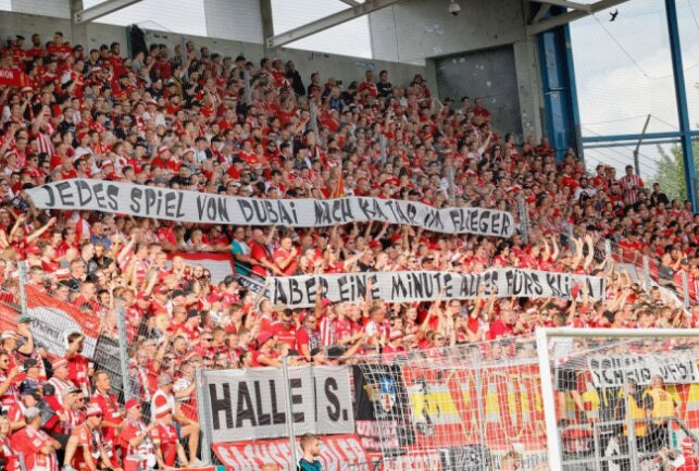 CFC schrammt gegen Union knapp an Pokalsensation vorbei - Fanblock von Union Berlin. Foto: Harry Haertel/Haertelpress