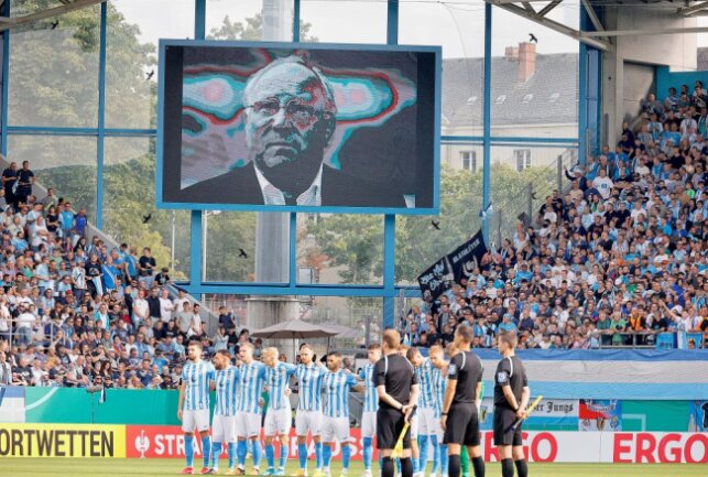 CFC schrammt gegen Union knapp an Pokalsensation vorbei - Gedenken für den verstorbenen ehemaligen Fussballspieler Uwe Seeler. Foto: Harry Haertel/Haertelpress