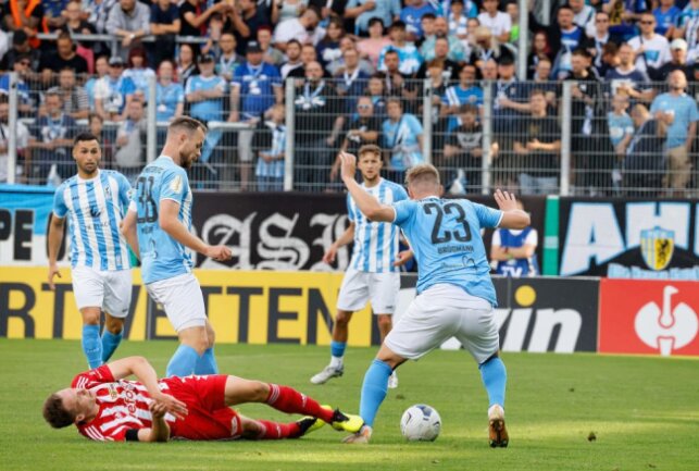 CFC schrammt gegen Union knapp an Pokalsensation vorbei - Felix Brügmann am Ball. Foto: Harry Haertel/Haertelpress