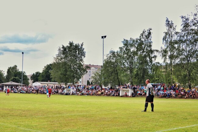 Schöner Anlass und torreiches Spiel: Zum 100jährigen Vereinsjubiläum lud der Lugauer SC den Chemnitzer FC ein. 950 Zuschauer verbrachten den Sonntagnachmittag auf der "Sportanlage am Stadtbad". 