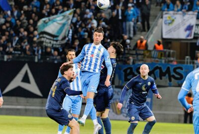 CFC startet mit Heimsieg ins neue Punktspieljahr - CFC vs FC Hansa Rostock II: Leon Damer beim Kopfball. Foto: Harry Härtel