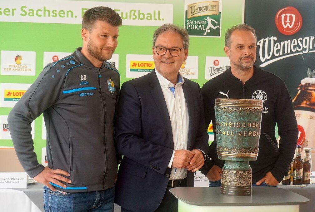 Daniel Berlinski und Almedin Civa wurde der neue 13 Kilogramm schwere Sachsenpokal präsentiert, welcher dem DFB-Pokal ähnelt. Foto: Marcus Hengst