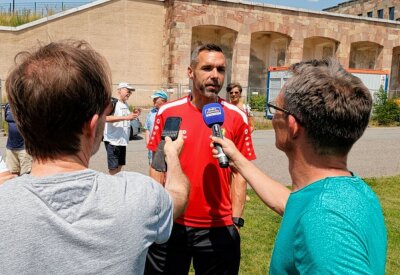CFC: Trainingsstart mit Testspieler - Trainer Tiffert stellt sich den Journalisten. Foto: Harry Härtel