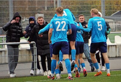 CFC: U19 besiegt Aue im Sachsenpokal! - Das 1:0 bejubelten die CFC-Spieler mit ihren Teamkollegen, die verletzungsbedingt nur als Zuschauer die Reise ins Erzgebirge antraten. Foto: Marcus Hengst