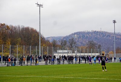 CFC: U19 besiegt Aue im Sachsenpokal! - Nach dem Abpfiff gab es eine Laola-Welle mit dem mitgereisten CFC-Fans. Foto: Marcus Hengst