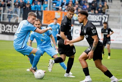 CFC und Lok Leipzig teilen sich die Punkte - Kampf um den Ball. Foto: Harry Härtel