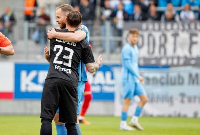 CFC und Lok Leipzig teilen sich die Punkte - Tobias Müller und Sascha Pfeffer kennen sich gut. Foto: Harry Härtel