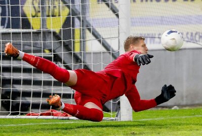 CFC und Lok Leipzig teilen sich die Punkte - Jakub Jakubov hält den Elfmeter von Djamal Ziane. Foto: Harry Härtel