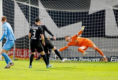 CFC und Lok Leipzig teilen sich die Punkte - Das Tor von Michel Ulrich wurde aberkannt, weil der Ball vorher am Arm war. Foto: Harry Härtel