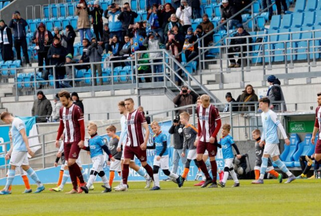 CFC unterliegt dem Spitzenreiter BFC Dynamo - Die Mannschaften betreten das Spielfeld. Foto: Harry Härtel