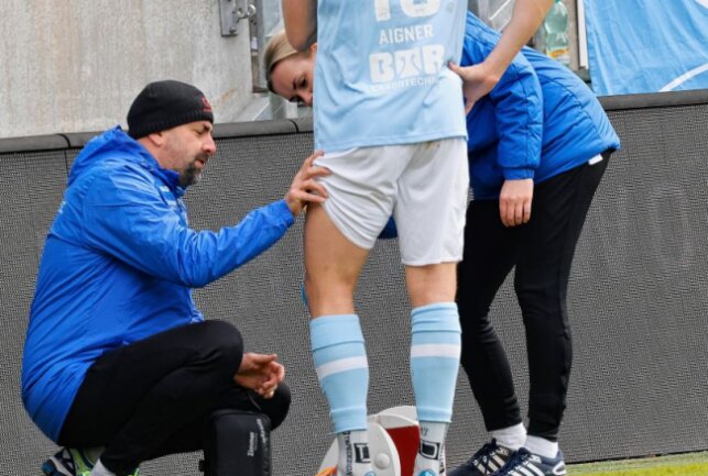 CFC unterliegt dem Spitzenreiter BFC Dynamo - Lukas Aigner wird behandelt. Foto: Harry Härtel