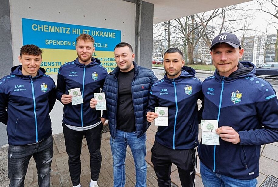 CFC unterstützt ukrainische Geflüchtete - Am Mittwoch  besuchten mehrere Spieler des Chemnitzer FC den Verein "Chemnitz hilft Ukraine". Foto: Harry Härtel