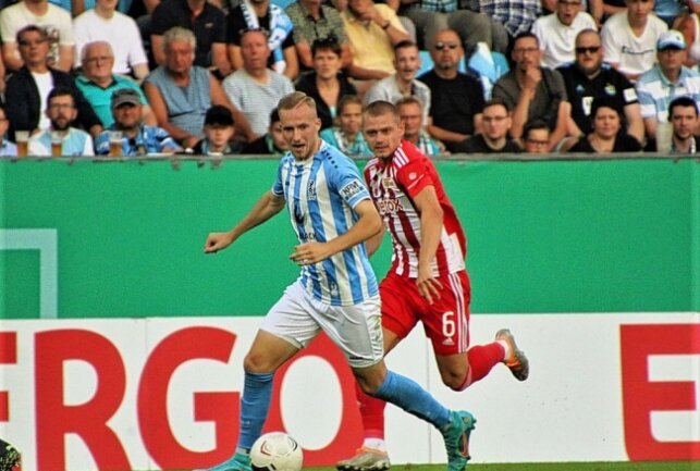 CFC-Youngster Stanley Keller verfolgt ein großes Ziel - Stanley Keller (blau-weiß) ist ein echtes Eigengewächs des Chemnitzer FC. Foto:  Marcus Hengst