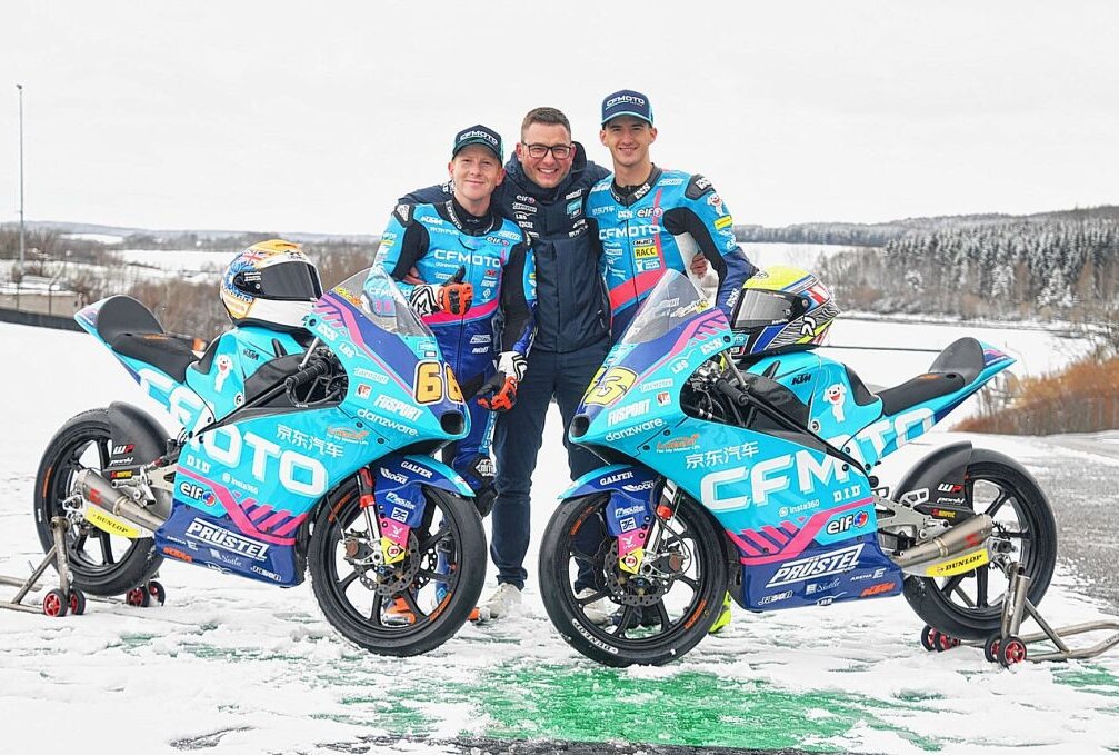 CFMOTO Racing PrüstelGP ist für Moto3-WM gerüstet - Teamchef Florian Prüstel (Mitte) mit seinen Fahrern 2023 Joel Kelso (li.) und Xavier Artigas (re.) im Hohenstein-Ernstthaler Schnee. Foto: Thorsten Horn