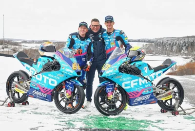 CFMOTO Racing PrüstelGP ist für Moto3-WM gerüstet - Teamchef Florian Prüstel (Mitte) mit seinen Fahrern 2023 Joel Kelso (li.) und Xavier Artigas (re.) im Hohenstein-Ernstthaler Schnee. Foto: Thorsten Horn