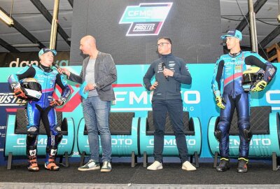 CFMOTO Racing PrüstelGP ist für Moto3-WM gerüstet - Die Teampräsentation mit Joel Kelso, Moderator Lukas Gajewski, Florian Prüstel und Xavier Artigas (v. l. n. r.). Foto: Thorsten Horn