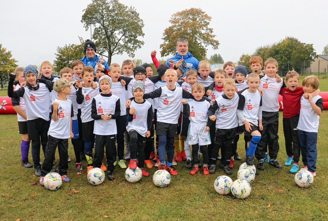 Champions-League-Gewinner gastiert beim SV Leubsdorf - Rene Tretschok (hinten rechts) war mit seinem Team in Leubsdorf zu Gast. Bei der Aktion "Fairplay-Ferienfußball" waren 29 Kinder dabei. Foto: Knut Berger