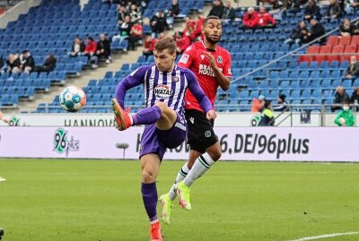 Chancen nicht genutzt: FC Erzgebirge Aue verpasst Sieg in Hannover - Anthony Barylla (vorn) klärt hier in letzter Sekunde