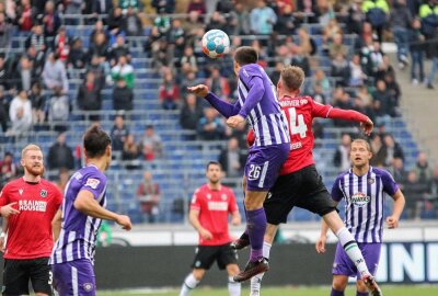 Chancen nicht genutzt: FC Erzgebirge Aue verpasst Sieg in Hannover - Sören Gonther (Aue, links) im Kopfballduell mit Maximilian Beier (Hannover, rechts)