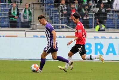 Chancen nicht genutzt: FC Erzgebirge Aue verpasst Sieg in Hannover - Omar Sijaric (Aue, links) schirmt hier den Ball vor Sei Muroya (Hannover, rechts) ab