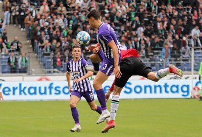 Chancen nicht genutzt: FC Erzgebirge Aue verpasst Sieg in Hannover - Dirk Carlson im Kopfballduell