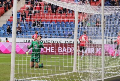 Chancen nicht genutzt: FC Erzgebirge Aue verpasst Sieg in Hannover - Bereits nach vier Minuten musste sich Aues Schlussmann Martin Männel in Hannover geschlagen geben