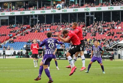 Chancen nicht genutzt: FC Erzgebirge Aue verpasst Sieg in Hannover - Strafraumszene aus Hälfte zwei