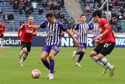 Chancen nicht genutzt: FC Erzgebirge Aue verpasst Sieg in Hannover - Omar Sijaric (Aue, links) behauptet hier das Leder gegen Sei Muroya