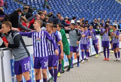 Chancen nicht genutzt: FC Erzgebirge Aue verpasst Sieg in Hannover - Aues Mannschaft bedankte sich am Ende für die Unterstützung bei den mitgereisten Fans