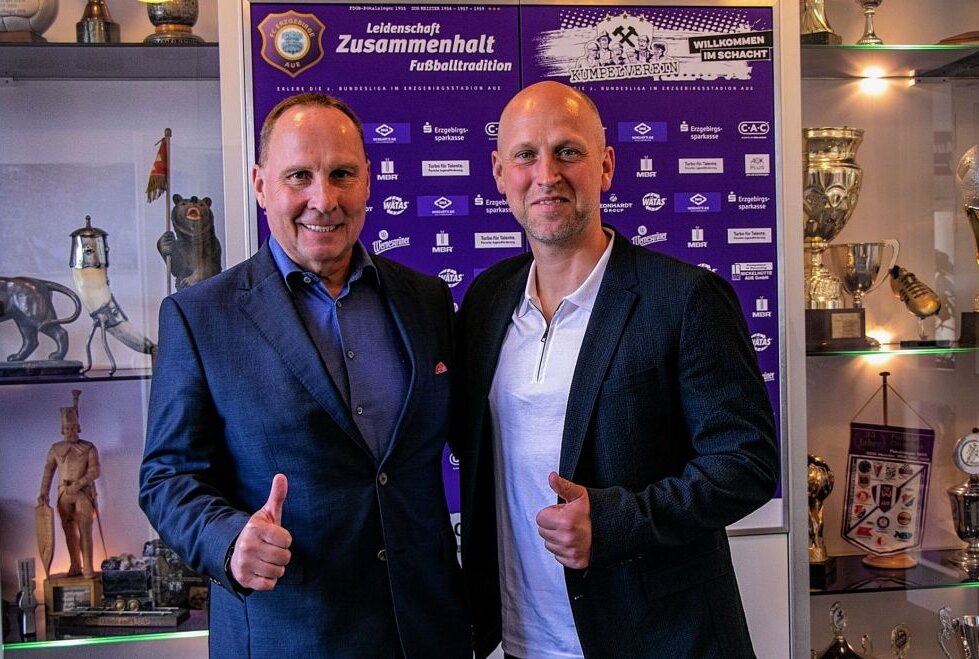 Cheftrainer gefunden: Timo Rost kommt nach Aue - Präsident Helge Leonhardt mit dem neuen Cheftrainer, Timo Rost. Foto: FC Erzgebirge Aue