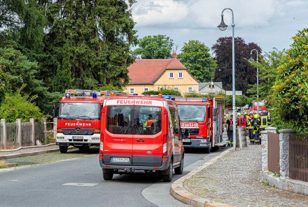 Chemieunfall auf Firmengelände: Feuerwehr im Großeinsatz - Am Dienstagnachmittag ist die Feuerwehr in Ebersbach zu einem Großeinsatz ausgerückt. Foto: xcitepress