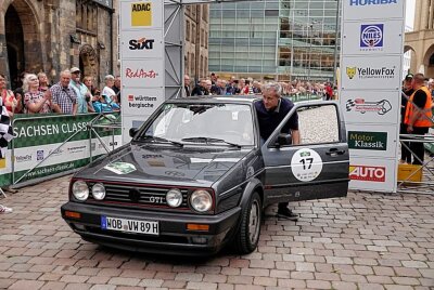 Chemnitz: Ankunft der 19. Sachsen Classic auf dem Neumarkt - VW Golf 2 GTI Bj. 1989 Team Volkswagen, Fahrer Pierre Littbarski ( Fußballweltmeister 1990). Foto: Harry Härtel