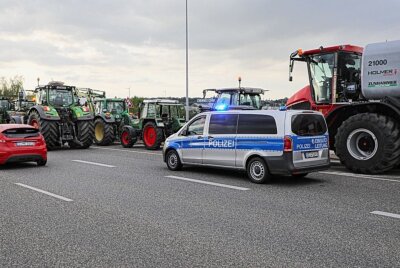 Chemnitz: Bauernprotest an der Autobahn - Bauern versammelten sich, um Solidarität mit den niederländischen Kollegen zu zeigen. Foto: ChemPic