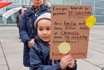 Chemnitz: Demonstration gegen Abschiebung der Familie Pham/Nguyen - In Chemnitz wurde gegen die Abschiebung der Familie Pham/Nguyen demonstriert. Foto: Harry Härtel / haertelpress