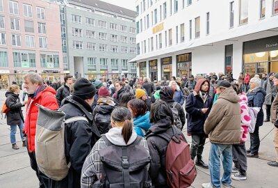 Chemnitz: Demonstration gegen Abschiebung der Familie Pham/Nguyen - In Chemnitz wurde gegen die Abschiebung der Familie Pham/Nguyen demonstriert. Foto: Harry Härtel / haertelpress