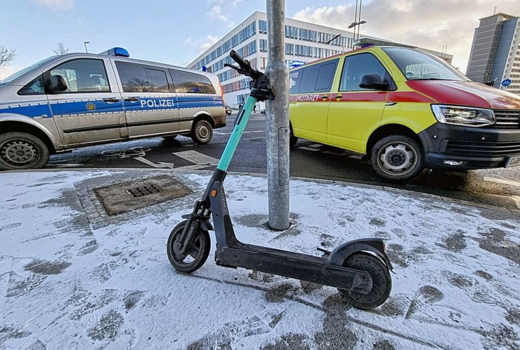 Chemnitz: E-Scooter Fahrer angefahren und schwer verletzt - Am Freitag kam es zu einem Zusammenstoß zwischen einem E-Scooter Fahrer und einem PKW Volvo. Foto: Harry Härtel/haertelpress