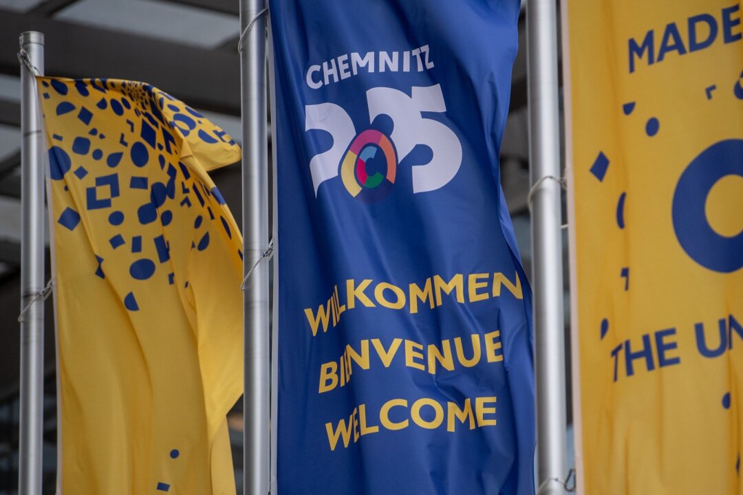 Chemnitz empfängt Tourismusanbieter aus 38 Ländern - Flaggen mit dem Logo „Chemnitz 2025“ wehen vor dem Neuen Rathaus.