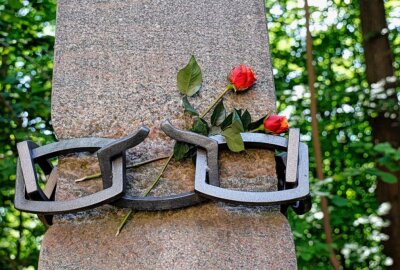 Chemnitz erinnert an den DDR-Volksaufstand 1953 - Vertreter der demokratischen Parteien und Organisationen und Zeitzeugen legen Blumengebinde nieder und Gedachten mit einer Schweigeminute. Foto: Harry Härtel