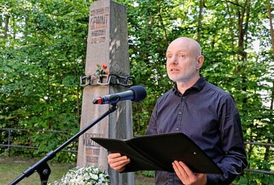 Chemnitz erinnert an den DDR-Volksaufstand 1953 - Stefan Schmidke überbrachte den Kranz des Oberbürgermeister der Stadt Chemnitz. Foto: Harry Härtel