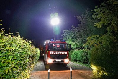 Chemnitz: Gartenlaube brennt lichterloh - In der Nacht zu Montag brennt eine Gartenlaube lichterloh. Foto: Harry Härtel