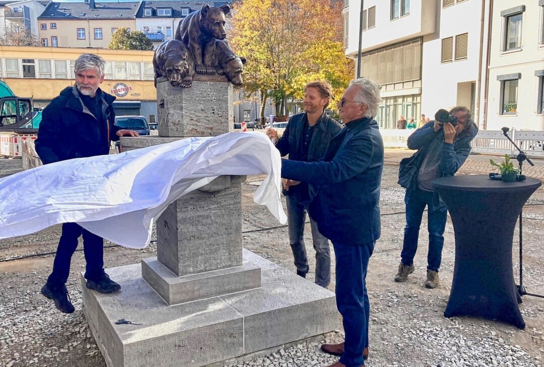 Chemnitz hat wieder einen Bärenbrunnen - Neuer Bärenbrunnen wurde in Chemnitz enthüllt. Foto: Steffi Hofmann