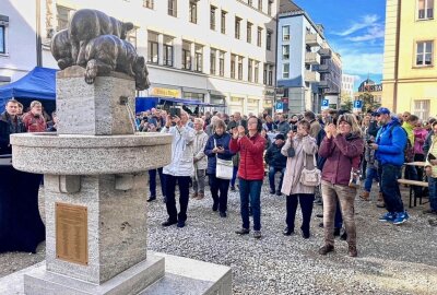Chemnitz hat wieder einen Bärenbrunnen - In Chemnitz wurde ein neuer Brunnen enthüllt. Foto: Steffi Hofmann